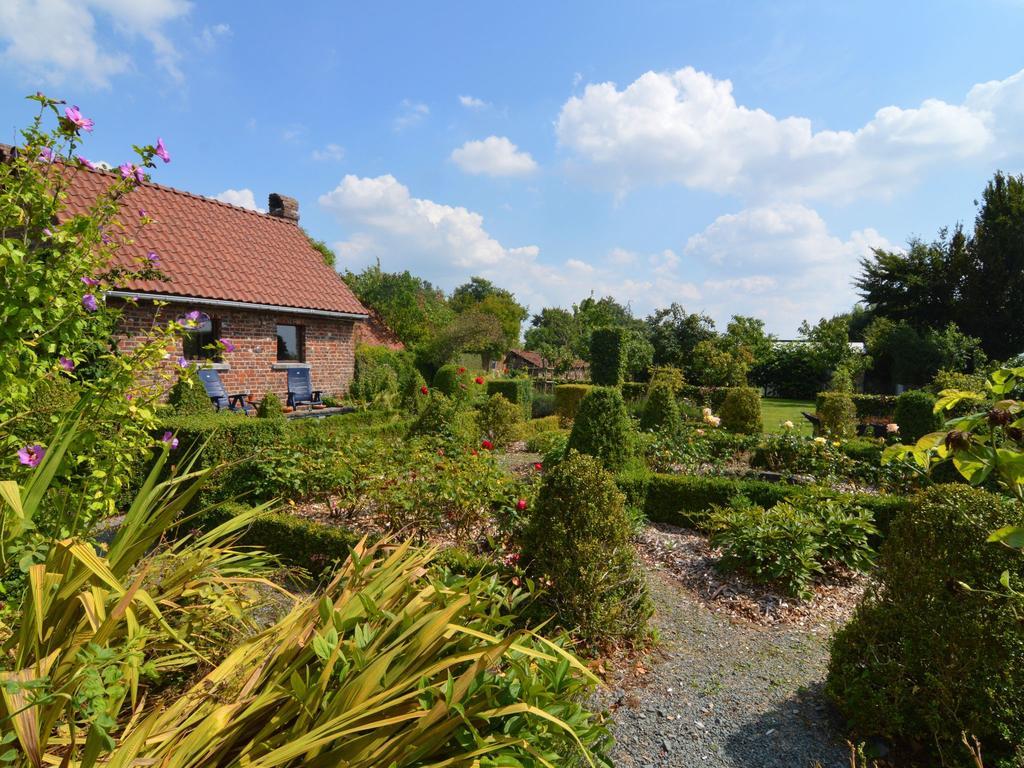 With A Broad View Over The Hilly Landscape Flobecq Esterno foto